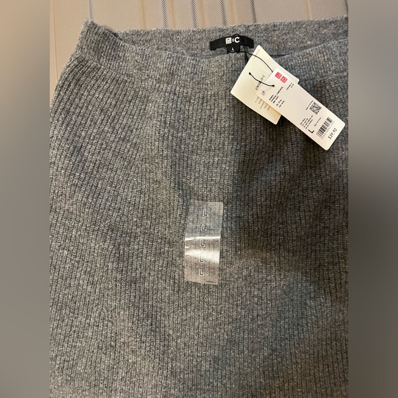 Uniqlo Premium Lambswool Mini Skirt 100% wool - Picture 2 of 2